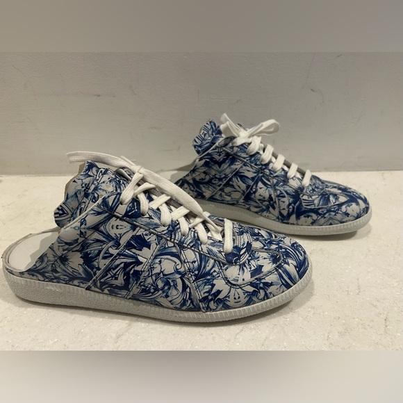 So cool new in box Martin Margiela blue and white leather print slides. Size 38 - Picture 3 of 12